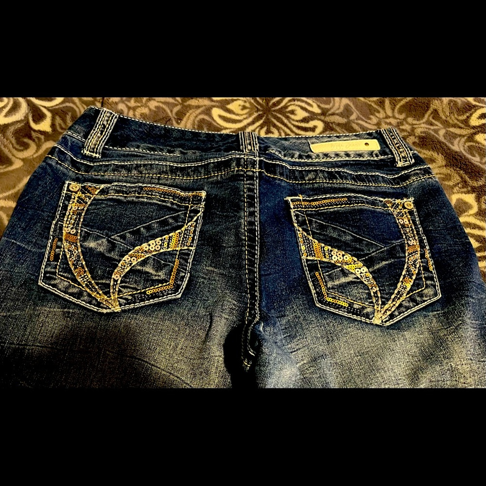 Ariya Jeans size 5 with cute detailed pockets and natural fading